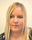 Josefin Bergstrand Josefin har rakt blont hår som går nedanför axlarna och blå ögon