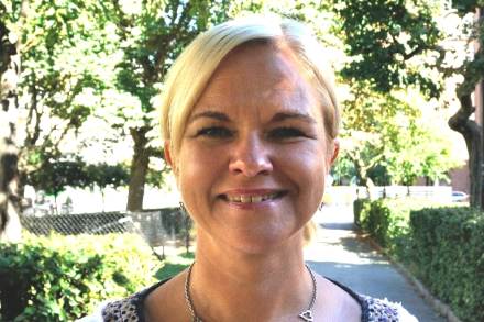 Åsa Daxberg har uppsatt blont hår