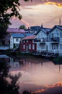 Hus vid vattnet i solnedgång