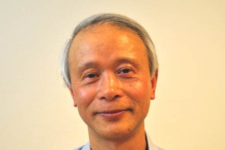 Enping Chen har kort gråvitt hår och ser för övrigt ungdomlig ut.