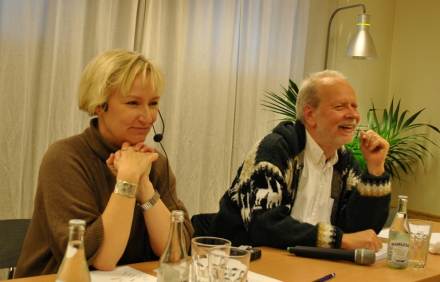 Helene Hellmark Knutsson har ganska kort, ljust hår.