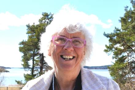 Margareta Åsén Johansson har vitt hår och ljust lila glasögon.