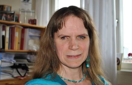Tiina Nummi Södergren har långt brunt hår.