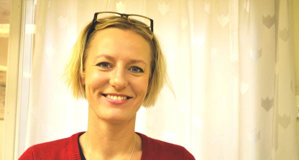 Erika ullberg har kort ljust hår och glasögon uppskjutna i pannan.